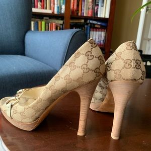 Gucci pumps signature horse bit golden buckle.